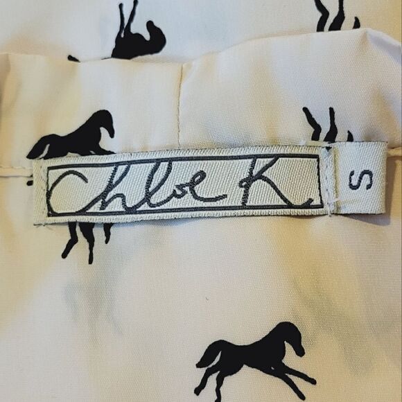 Chloe K Cream Horse Patterned V-neck With Tie Sleeveless Blouse Size S - Picture 6 of 8